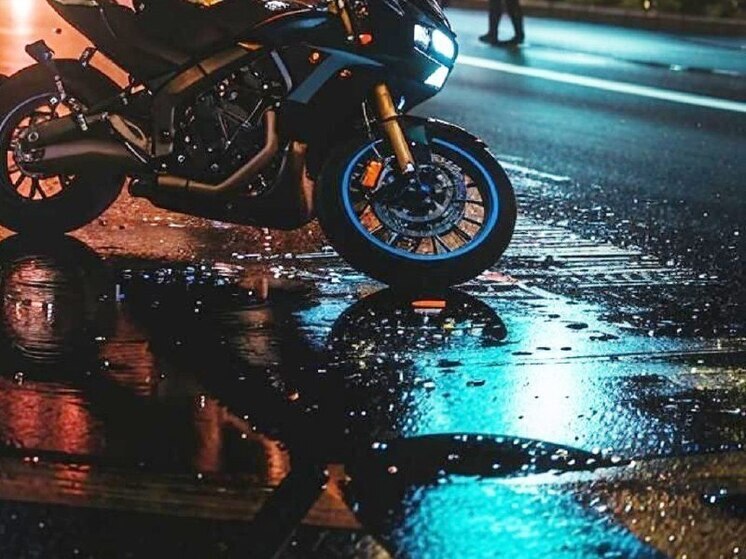 В Воронеже на Заставе мотоциклист врезался в легковушку