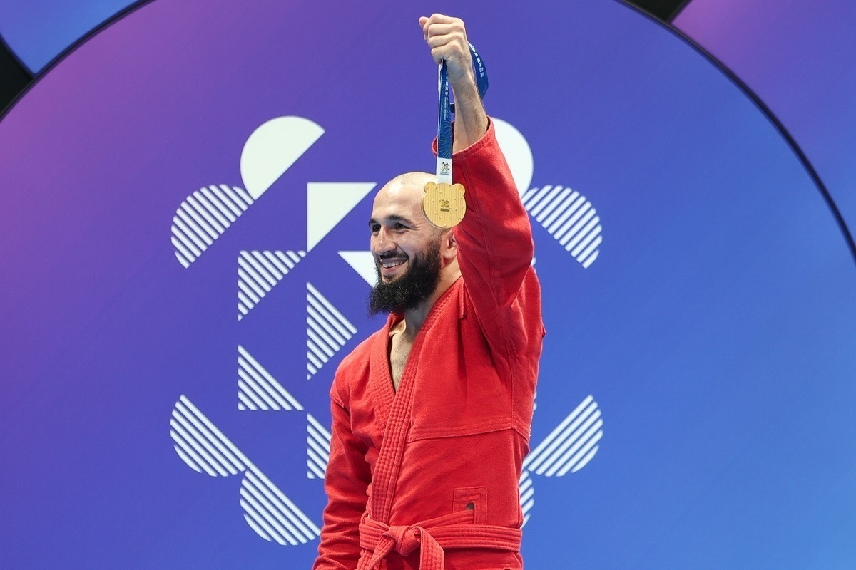 В столице Кыргызстана Бишкеке стартовал 49-й чемпионат мира по самбо. Этот турнир стал одним из самых представительных в истории: участие принимают 465 атлетов из 70 стран мира. И у сборной России в первый же день чемпионата появились медали. Да еще какие! 