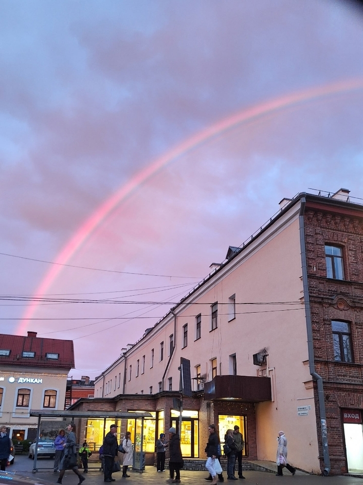 Радугу в розовых тонах наблюдают псковичи: когда небо расцветает нежным румянцем