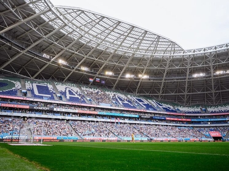 Матч самарских «Крыльев Советов» против «Зенита» из Санкт-Петербурга состоится в Самаре несмотря на то, что поле, на котором запланировано проведение встречи, вызывает, мягко говоря, нарекания. Ранее сообщалось, что игру не перенесут из города, а с самим полем будет работать комиссия, оценивая его состояние. Позже сообщения были подтверждены уже со ссылкой на непосредственно комиссию, работавшую с полем. 