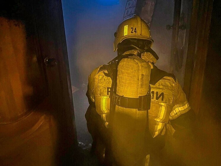 В Омске пожарные спасли 8 человек из горящей многоэтажки на Левобережье