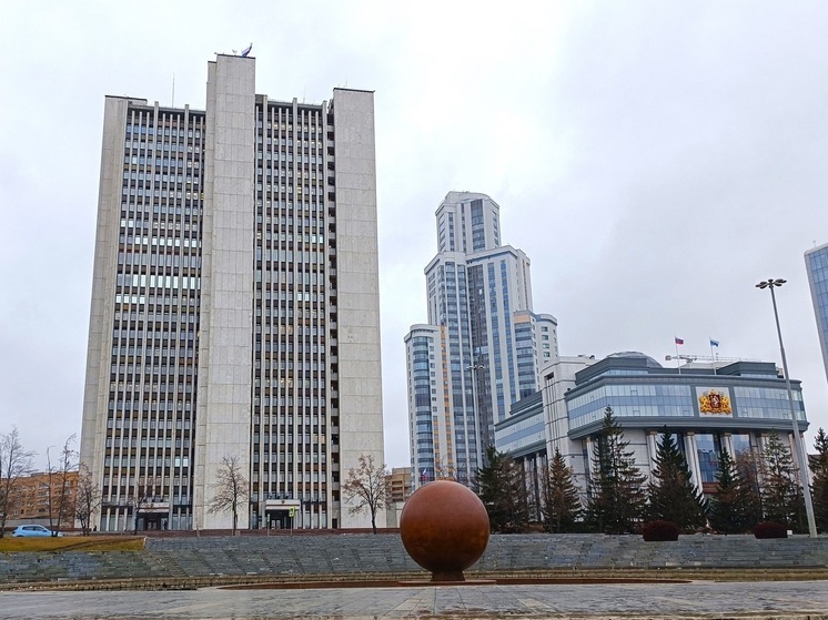 Губернатор вручил премию педагогу Екатеринбургского экономико-технологического колледжа