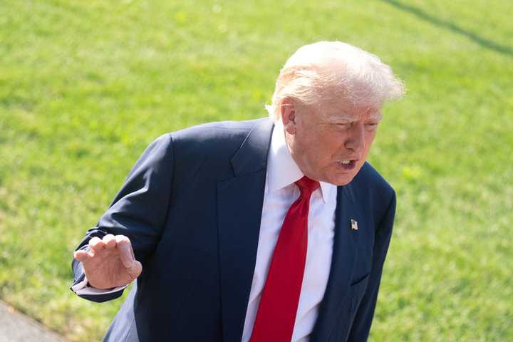 Трамп задремал во время брифинга и вынудил Вэнса отвечать на каверзные вопросы