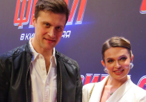 Супружеская пара Александр Энберт и его жена Алеся приехали в театр на очередную премьеру и рассказали, где оставили двух маленьких дочерей и как поживают Кристабель и Мишель