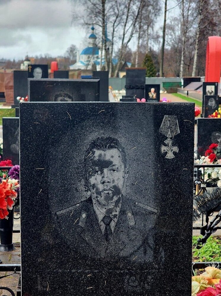 В Ярославле мэрия пояснила, почему на памятниках воинам пропали лица