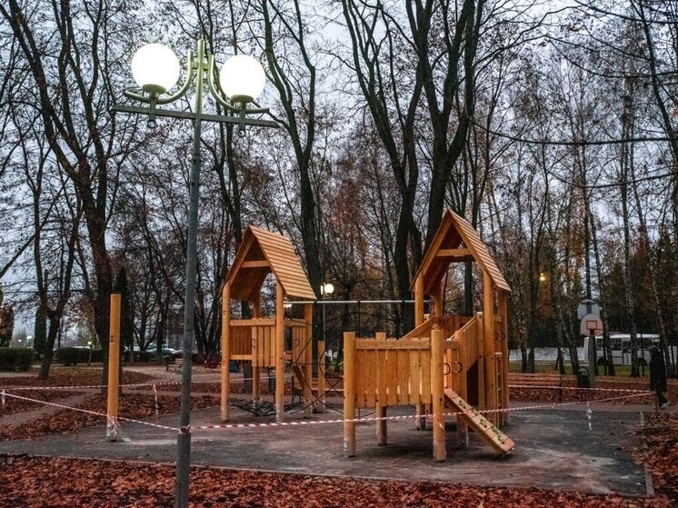 В курском сквере «Триумф» приступили к монтажу новых детских площадок