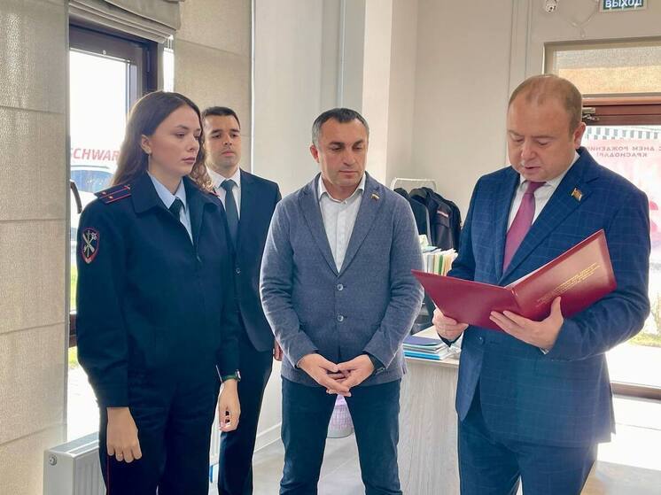 Депутаты Денис Хмелевской и Евгений Коломейцев провели встречу с участковыми уполномоченными полиции