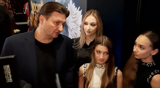 Эдгард Запашный вышел в свет с тремя девушками