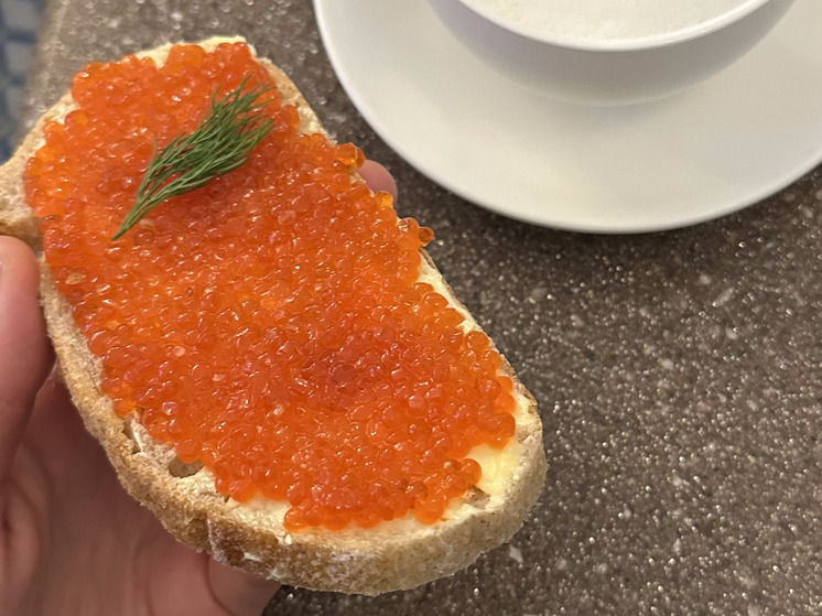 Петербуржцев предупредили о подъеме цен на красную икру перед Новым годом