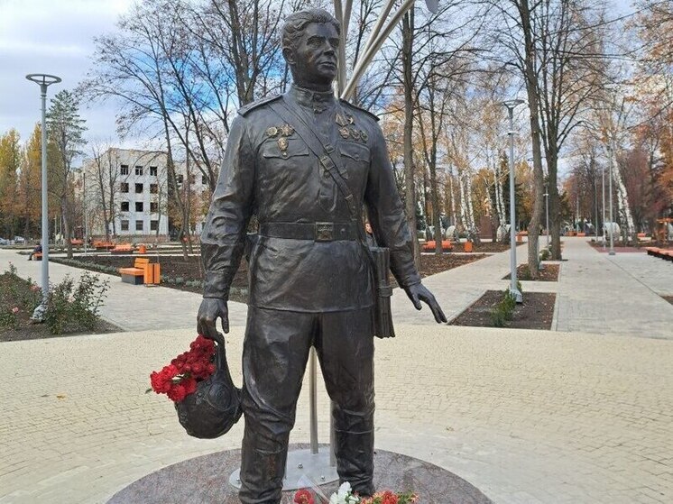 В Шахтерске открыли памятник летчику-штурмовику Георгию Береговому