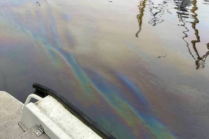 В Петербурге в акватории реки Фонтанки произошел разлив нефтепродуктов