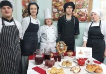 В рамках Всероссийского фестиваля «Русская кухня» преподаватель Светлана Гладкая провела для студентов второго и третьего курсов мероприятие «Традиции русского чаепития»
