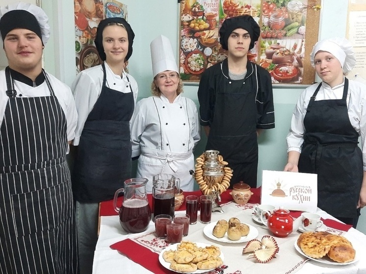 В рамках Всероссийского фестиваля «Русская кухня» преподаватель Светлана Гладкая провела для студентов второго и третьего курсов мероприятие «Традиции русского чаепития»