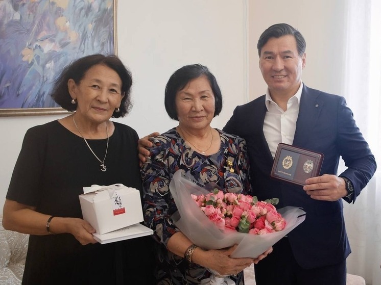 Автор гимна Калмыкии отметила 85-летний юбилей