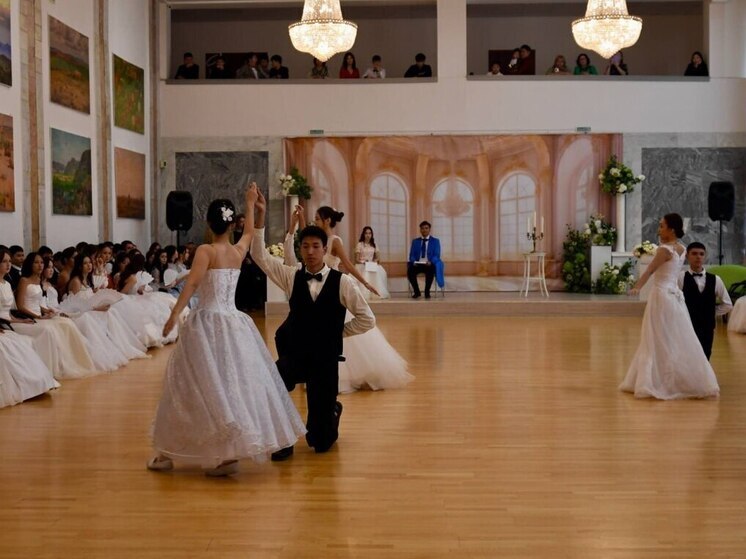 В Элисте прошел Пушкинский бал для старшеклассников