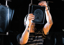 11 кило рентгеновских снимков на сцене. Необычный спектакль в «Шаломе»