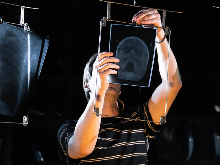 11 кило рентгеновских снимков на сцене. Необычный спектакль в «Шаломе»