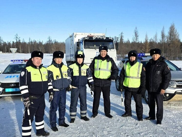 В Якутии сотрудники ГАИ спасли замерзавшую на трассе женщину с детьми