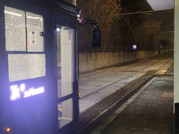 В Липецке на территории ЛТЗ вандалы повредили новый трамвай