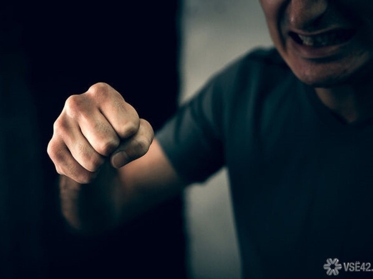 В Новокузнецке пьяный мужчина избил женщину из-за ревности прямо во время застолья