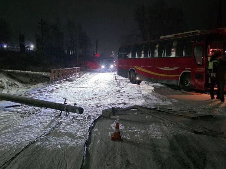 Автобус сбил столб в Усть-Куте