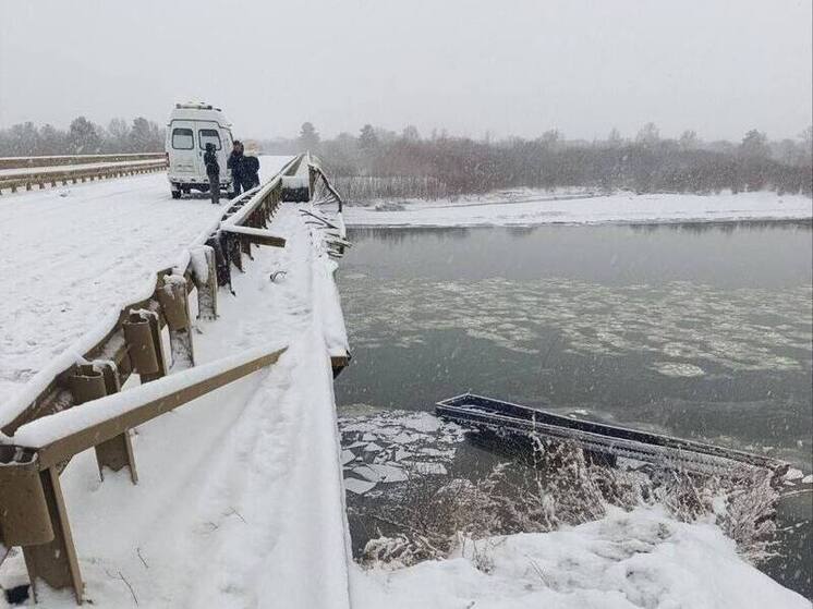 Грузовик с углем упал с моста в реку Чикой в Бурятии: водитель погиб