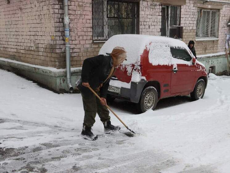 Управляющие компании и подрядчики Хабаровска очищают улицы от последствий непогоды