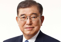 До прихода к власти в Японии первой женщины-премьера страны Санаэ Такаити, Страной восходящего солнца управлял Сигэру Исиба