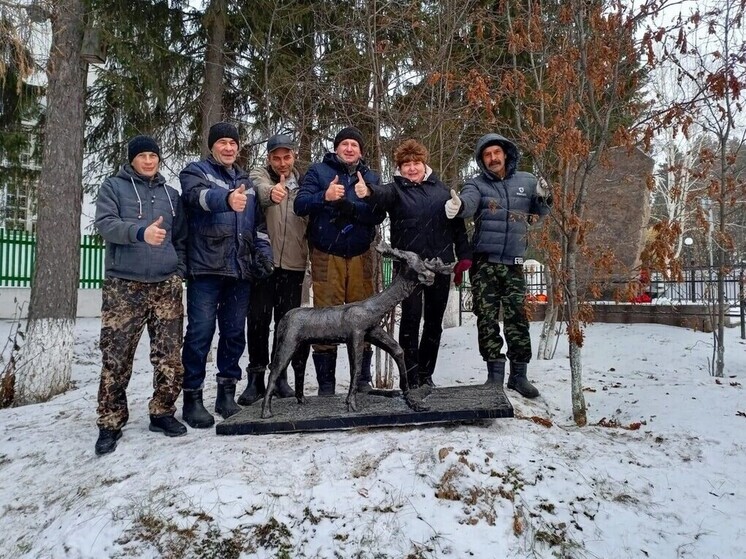 Боец СВО подарил скульптуру лосёнка Кыштовскому музею Новосибирской области