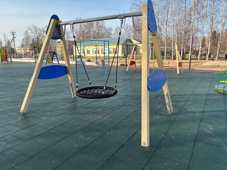 Прокуратура добилась ремонта опасной детской площадки в селе Каргасок