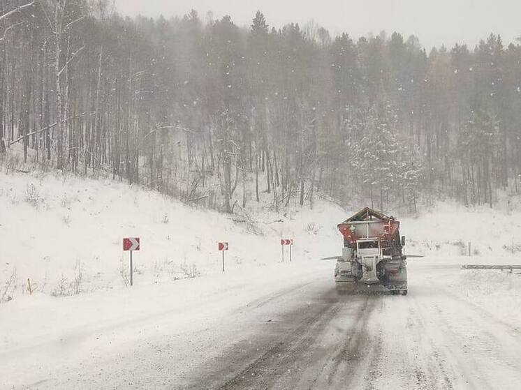 В Бурятии, попавшей в снежный циклон, дорожники  работают в круглосуточно