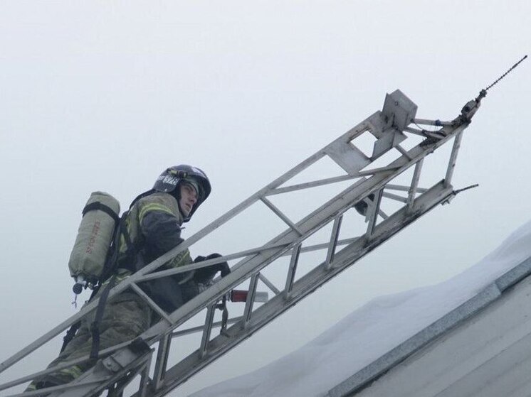 Шестеро человек эвакуировались при пожаре в частном доме в Новосибирске