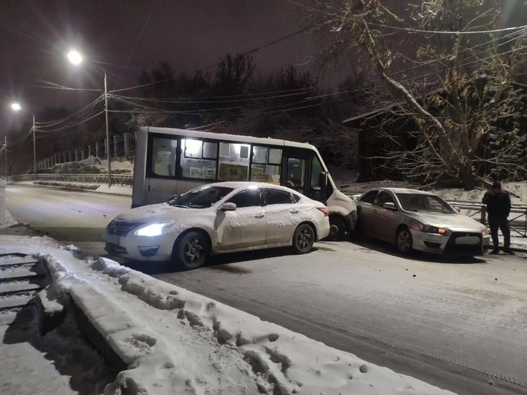 В Иркутске на Байкальской столкнулись маршрутка и два авто