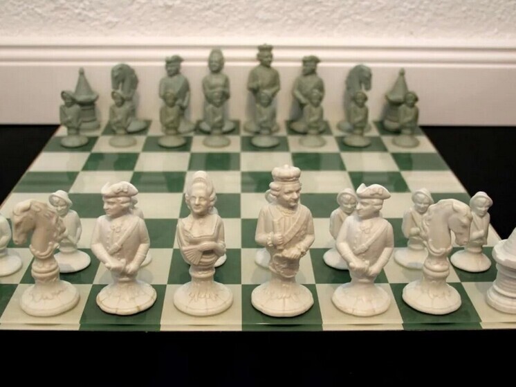 Новосибирцам предлагают купить немецкие фарфоровые шахматы за 320 тысяч
