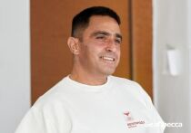 Мужчина учит школьников делать все своими руками