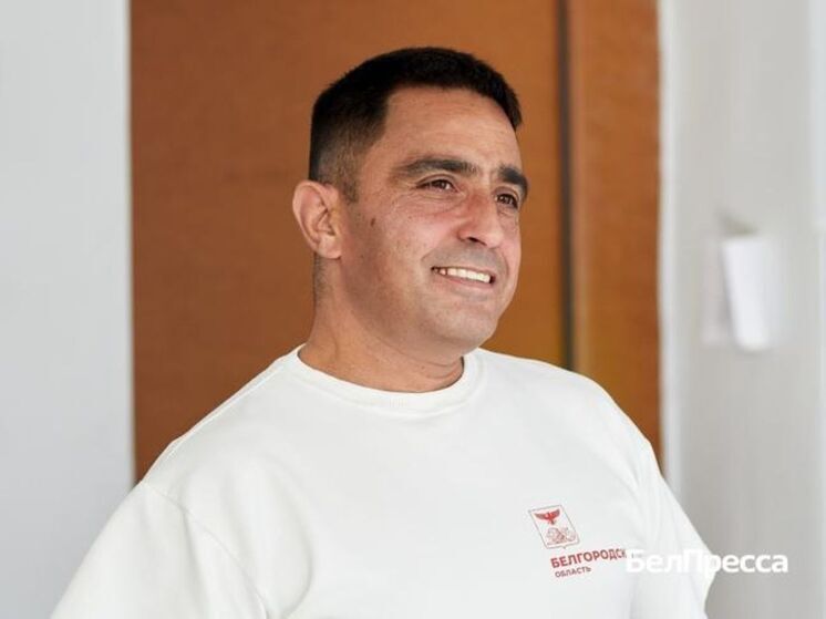 Мужчина учит школьников делать все своими руками