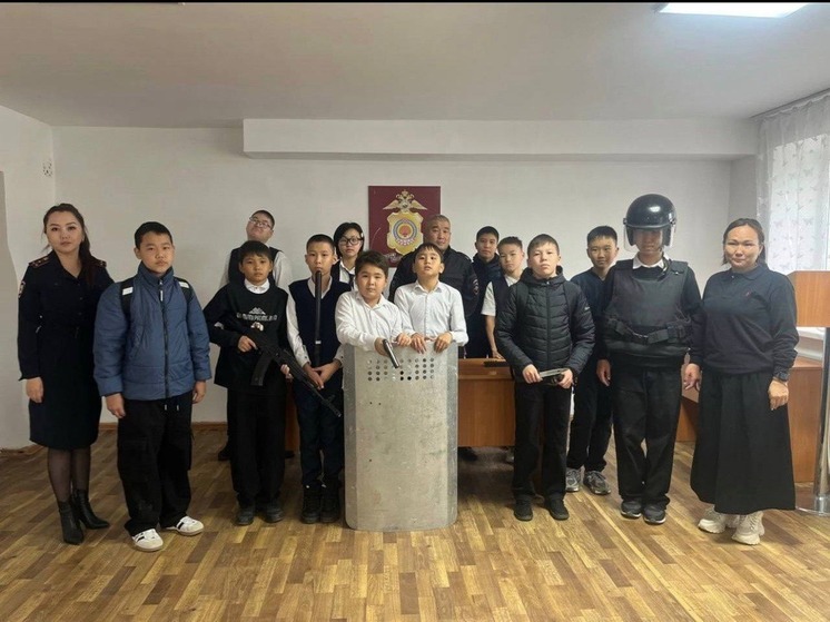 Полицейские Калмыкии провели День открытых дверей для школьников