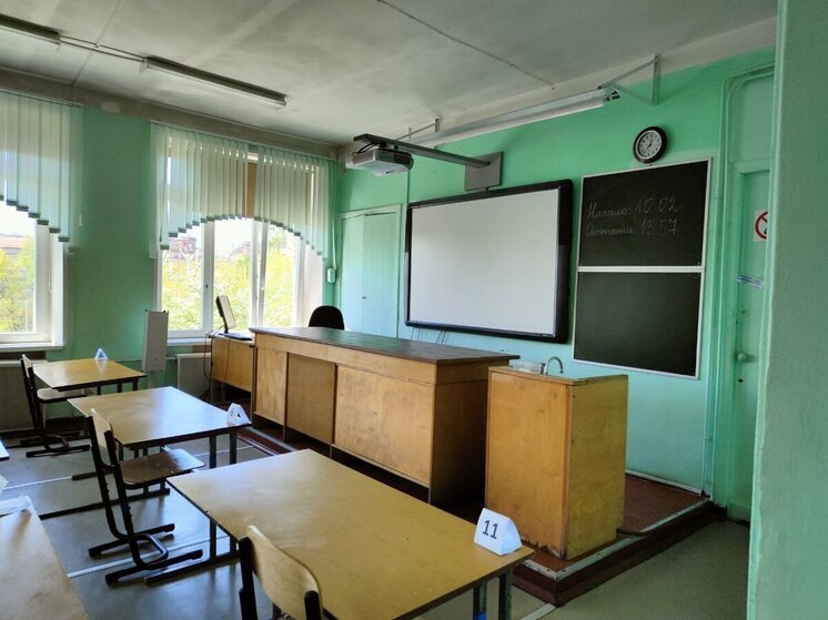 Губернатор Алексей Беспрозванных пообещал продолжить работу над улучшением системы мотивации учителей