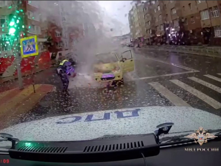 Полицейские спасли женщину с двумя детьми из горящего автомобиля в Ханты‑Мансийске