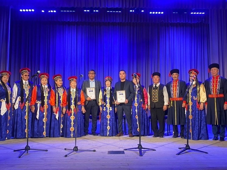 В районе Калмыкии выступил ансамбль «Эрктн»