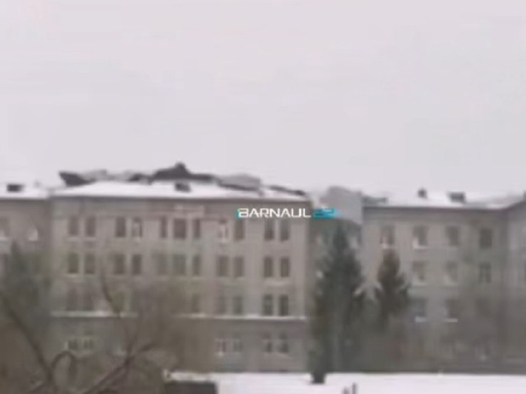 В Барнауле мощный ветер сорвал кровлю с «шестиэтажки» на Титова