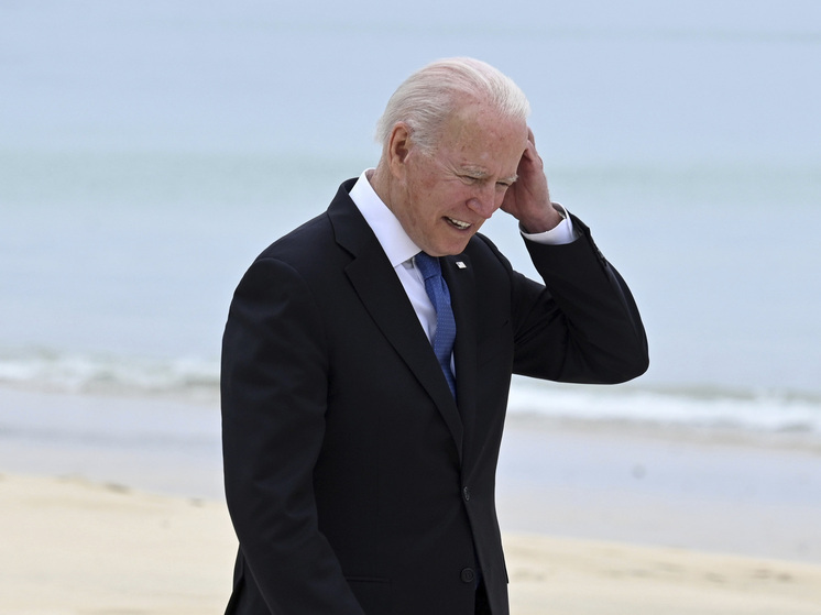 Захарова с иронией отреагировала на оговорку Байдена о демократии и королях