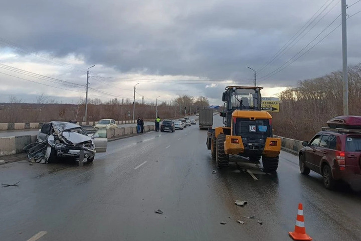 V Čeljabinsku v trčenju petih vozil umrla ženska