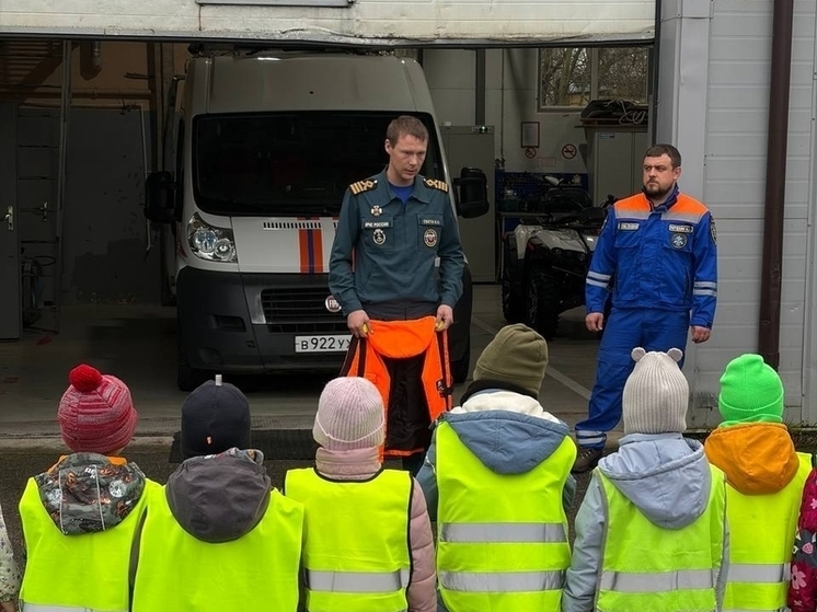 Спасатели Шлиссельбурга провели День открытых дверей для детсадовцев