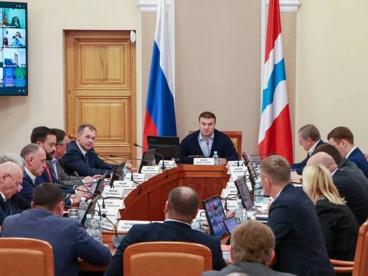 Губернатор Омской области поручил усилить уборку дорог из-за погодных условий