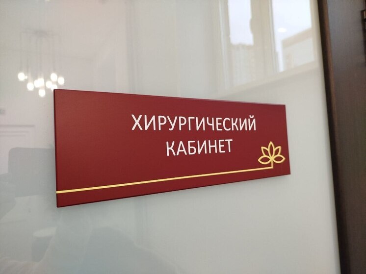 Периостит, более известный в народе как флюс, является серьезным стоматологическим заболеванием, представляющим собой воспаление надкостницы челюсти. Это состояние не только доставляет сильный дискомфорт, сопровождаясь болью, отеком и иногда повышением температуры, но и таит в себе риск серьезных осложнений, если лечение не будет начато своевременно.