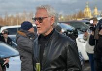 Александр Маршал приехал на Троекуровское кладбище, где в эти минуты начинается церемония прощания с телеведущим Юрием Николаевым