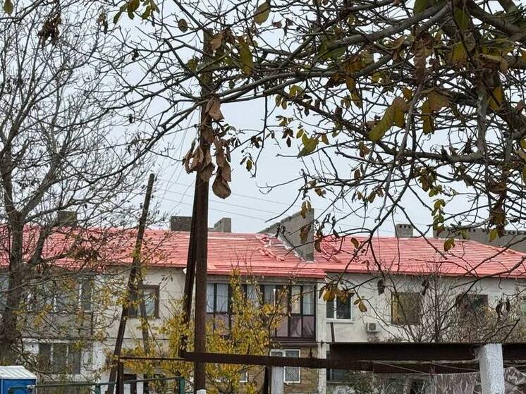 В Нижнегорском районе ремонтируют кровли многоквартирных домов