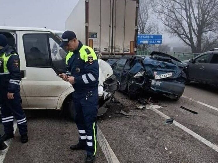 Семь человек пострадали в столкновении микроавтобуса и легковушки в Курской области
