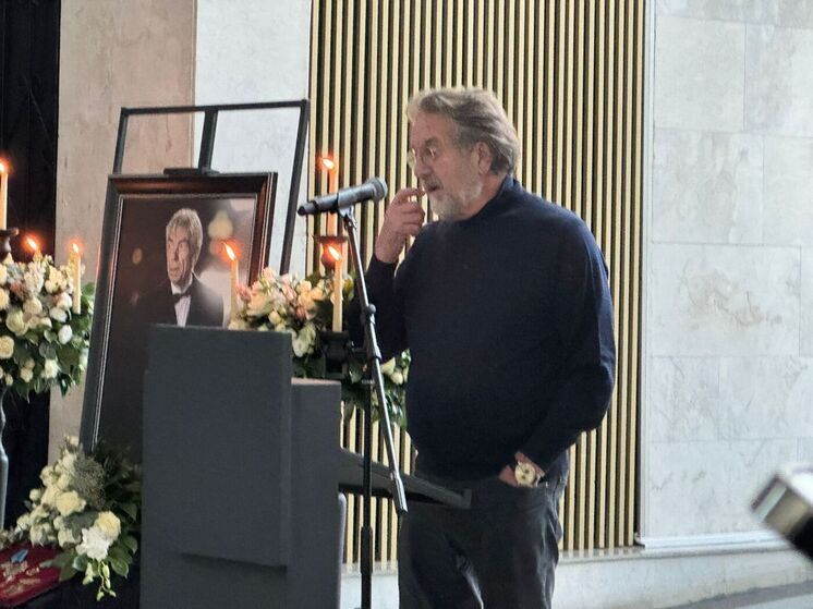 Около гроба сидят близкие Юрия Александровича